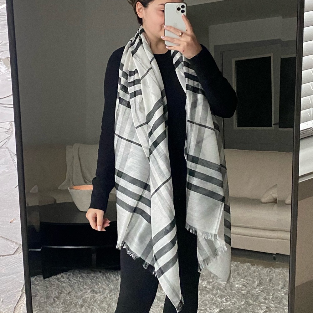 black & white derailed scarf - Picture 3 of 8